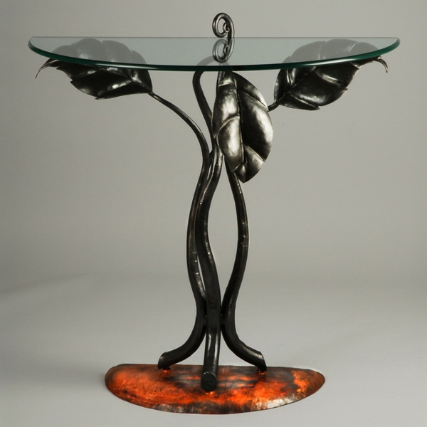 A félkör alakú fémből és üvegből készült asztal