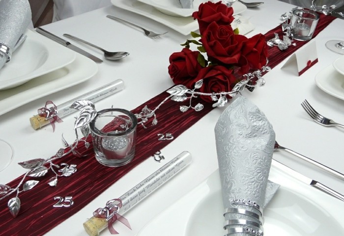 Asztali dekoráció ezüst esküvői mintás asztal-of-Tischdeko-online-a-piros-rózsa