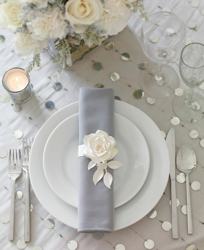 Asztali dekoráció ezüst esküvői szalvéták és evőeszközök
