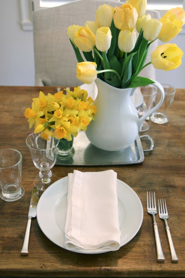 decoración de la mesa decoración de la mesa con los tulipanes amarillos