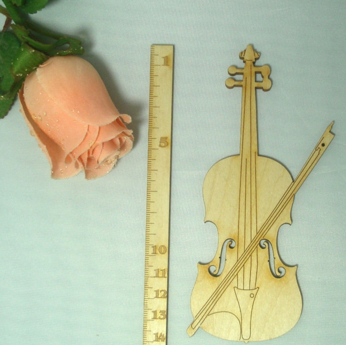 Tischdeko-a-madera-4-violín Instrumento de madera como decoración