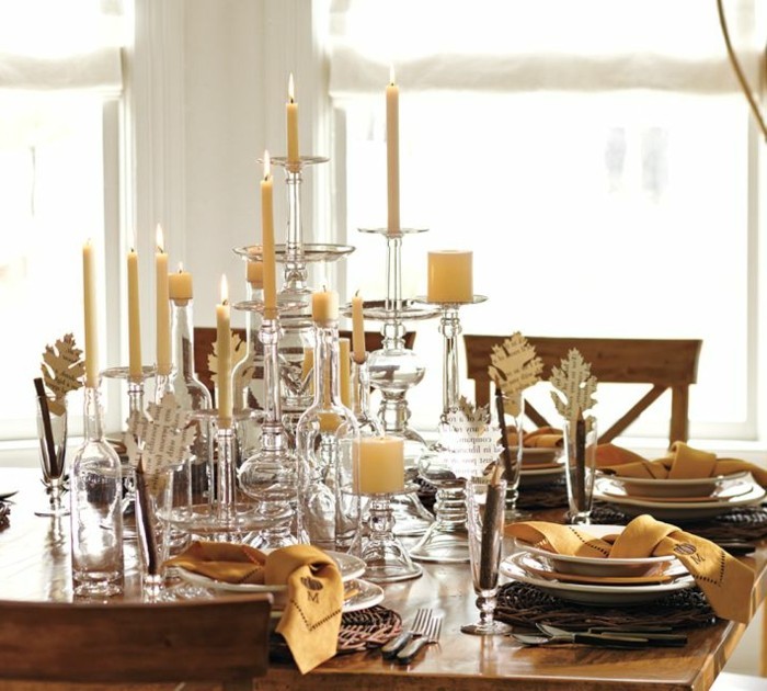 Decoración de la tabla-con-velas y elegante mesa