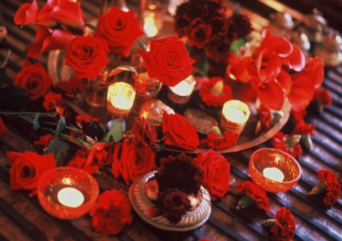 Asztaldísz-with-rózsa-teljesen borított asztal