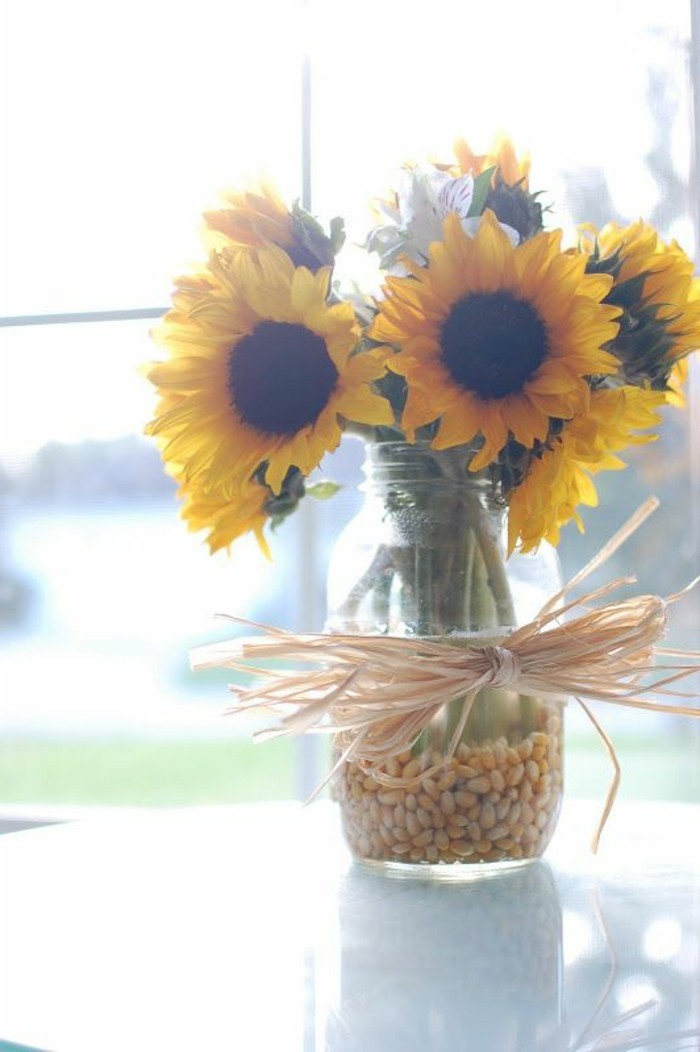Kattaukseen-kanssa-auringonkukka itsensä koristeltu maljakko