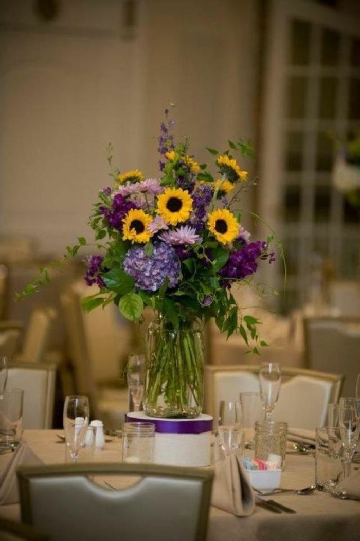 Таблица декорация-с-слънчоглед и лилави цветя
