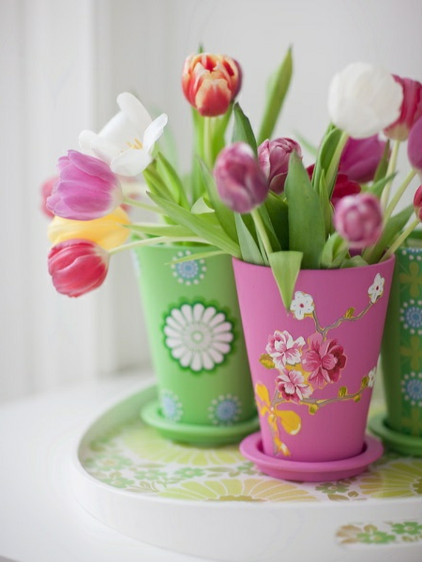 Decoración de la tabla-con-rosa-tulipanes
