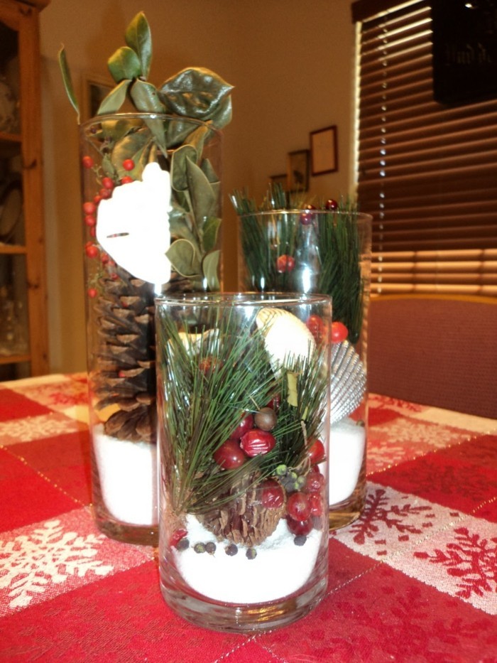 टेबल सेटिंग-ही-बनाने के बाहर चश्मे-साथ क्रिसमस तत्वों
