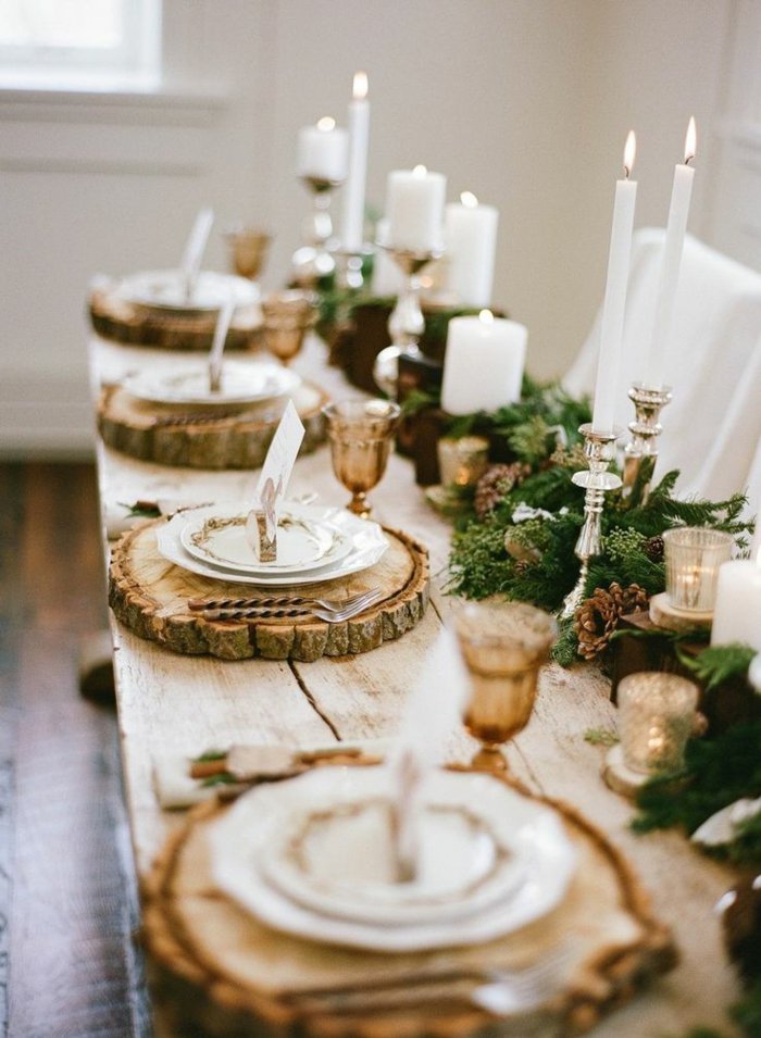 éléments Tischdeko à Noël rustique et bougies blanches branches de sapin cônes
