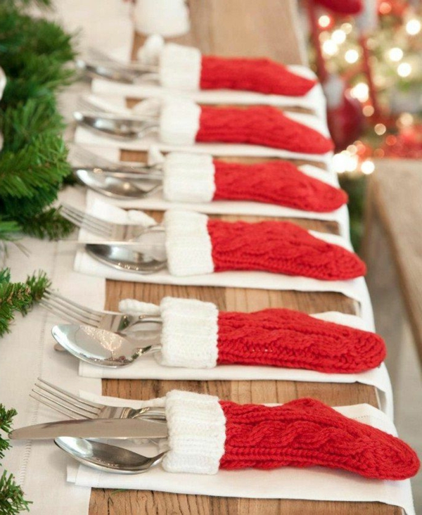 الجدول الديكور لعيد الميلاد مع-جميلة-الديكور-مع-جوارب حمراء