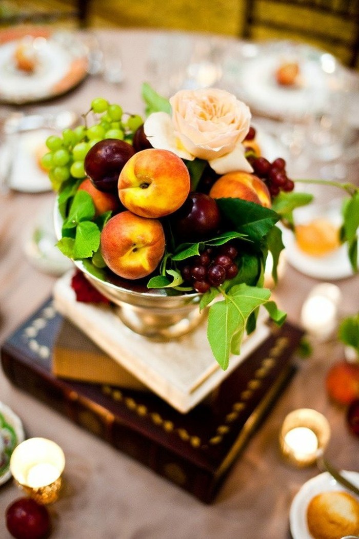 餐桌装饰鼓捣-的水果和花