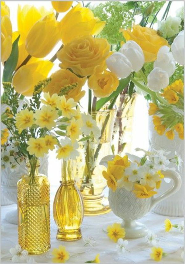 Decoración de la mesa con tulipanes-en-amarillo