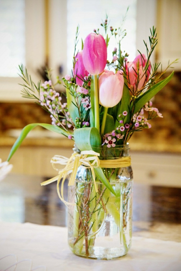 Decoración de la mesa con tulipanes de color rosa-en-