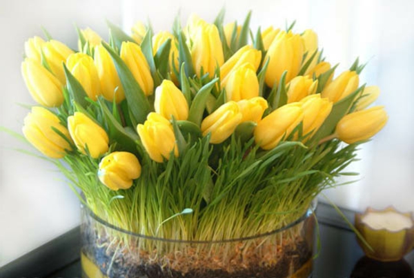 Decoración de la mesa con la idea de tulipanes amarillos
