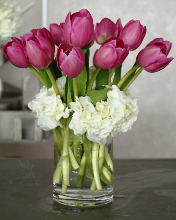 mesa con decoración de color rosa-tulipán