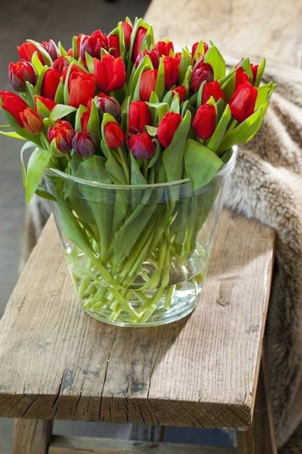 Decoración de la mesa con rojo - tulipanes