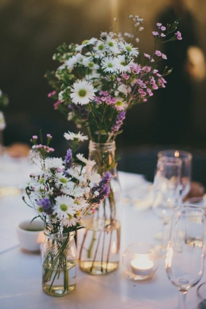 टेबल सजावट खुद को-हैं-साथ-फूल-से-घास का मैदान