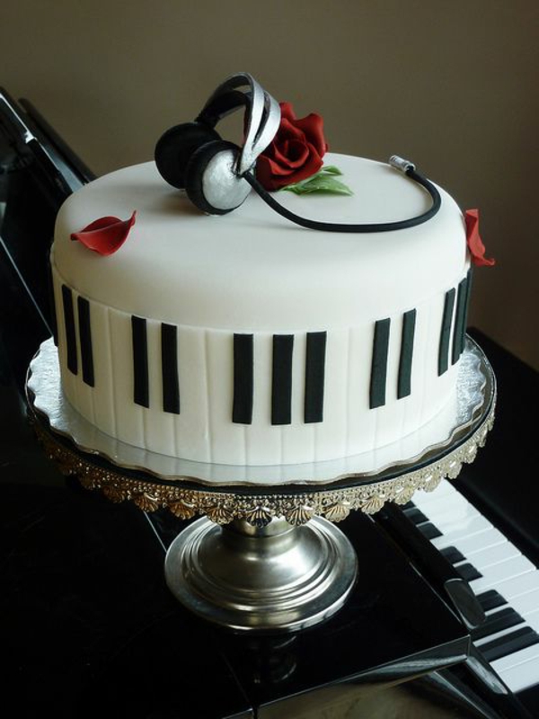 Décoration de gâteau comme un piano-