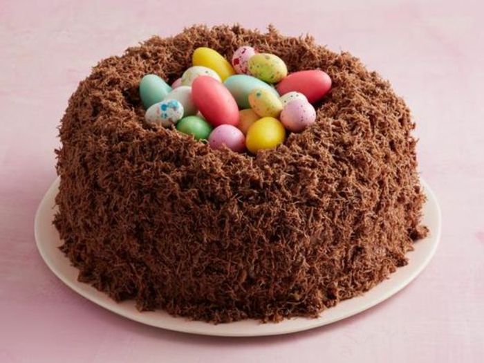 Motif-kakku pääsiäisenä päällimmäisenä suklaata kaivaa värikkäitä munia