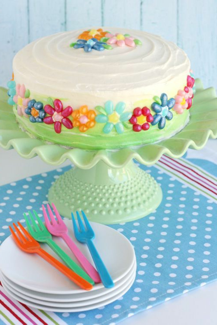направете си кремава торта за Великден и украсете с флорални мотиви