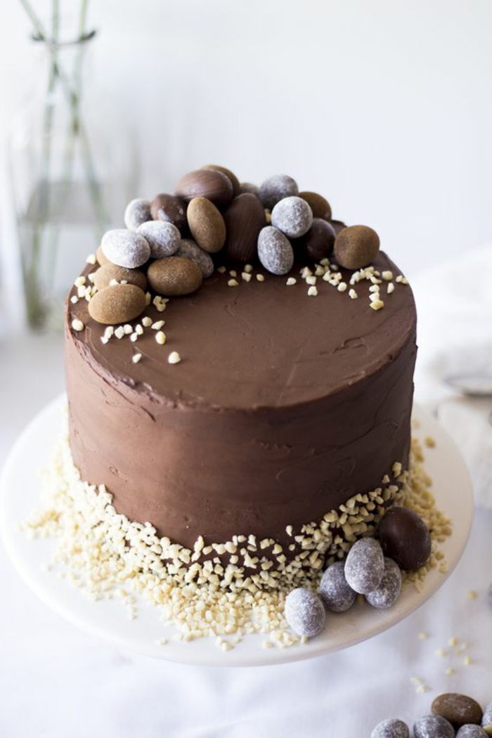 шоколадова торта украсяват Великден с малки яйца за великденски ястия
