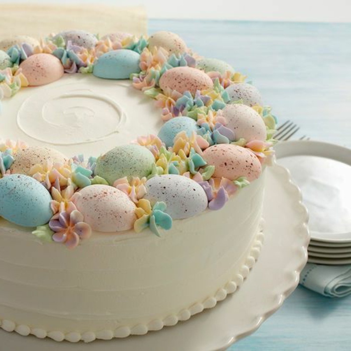 Великденски декоративни цветове на тортата и многоцветни яйца
