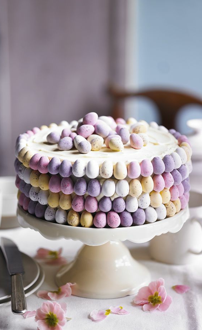 Pääsiäisen kakku koristeltu pääsiäismunien suvulla lomalle