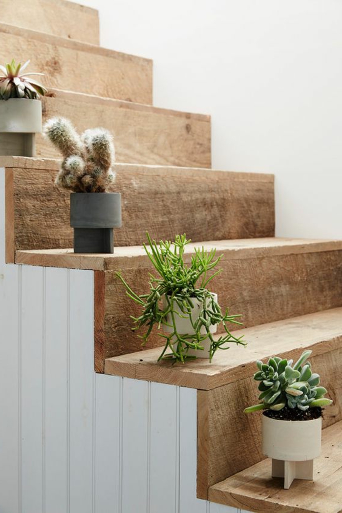 Valódi faburkolatú lépcsőház kaktusz díszítéssel