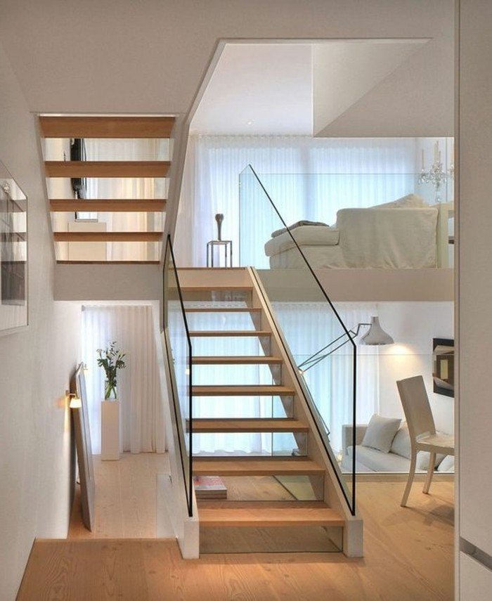 Escalera de barandas de vidrio-madera-piso