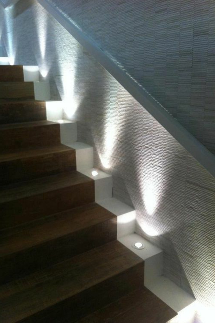 Valonheittimet valaistus portaikko puupaneelit