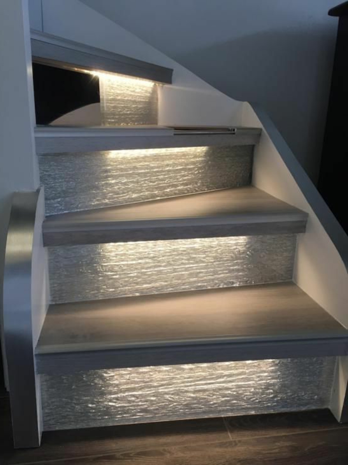 Стъклената витрина на стълбището за обратно осветление стъпва