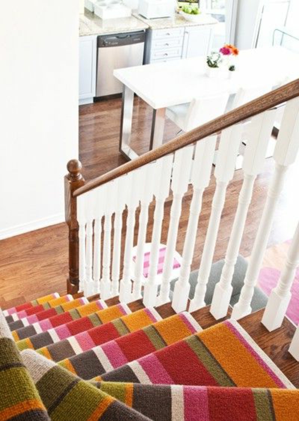 голямо стълбище килим в пъстри цветове