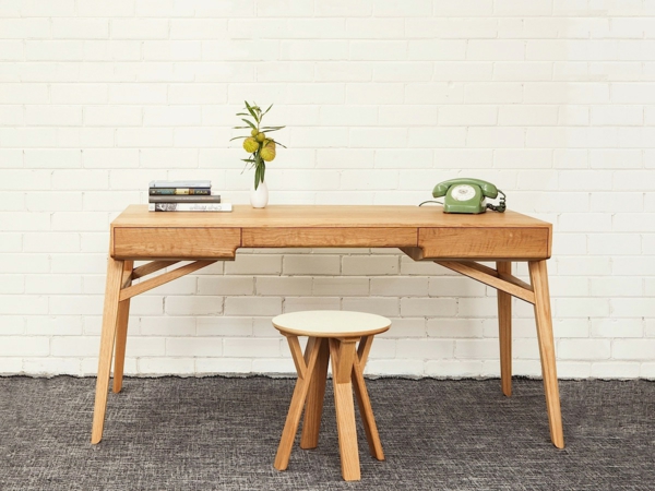 escritorio de diseño - modelo de madera fresca con un taburete redondo