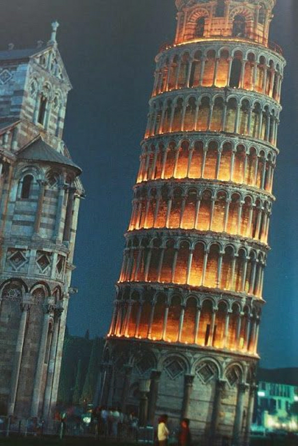 Кула в Пиза-нощни лампи