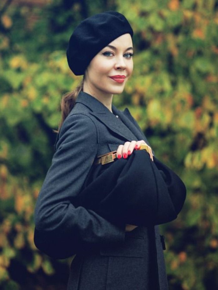 Ulyana-Sergeenko Φωτογραφία κομψή κομψό συμπλέκτη-κόκκινο βερνίκι νυχιών κόκκινο κραγιόν και μαύρο καπέλο