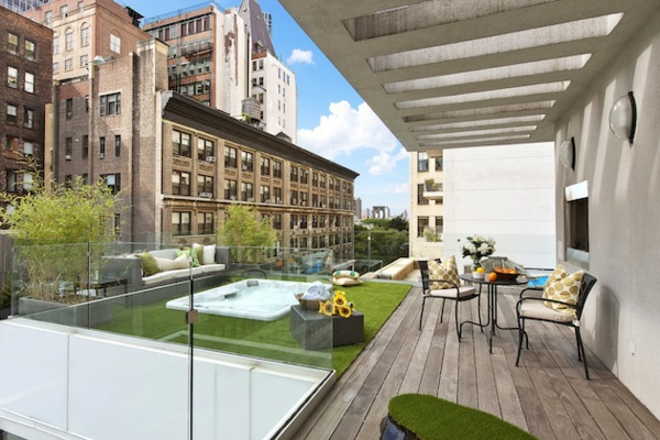 شرفة في المناطق الحضرية مع تصميم حديث جدا بنتهاوس في نيويورك الحديثة تصميم الشرفة