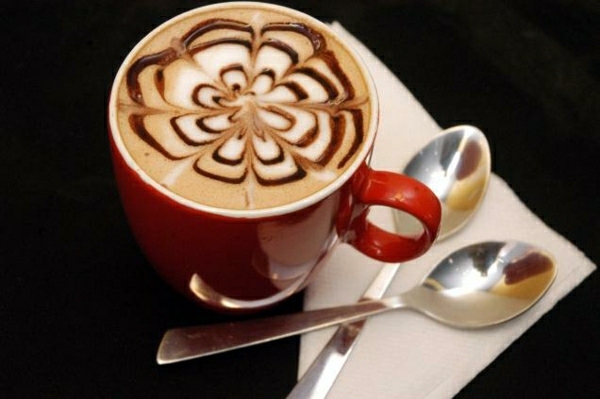 украсена чаша кафе