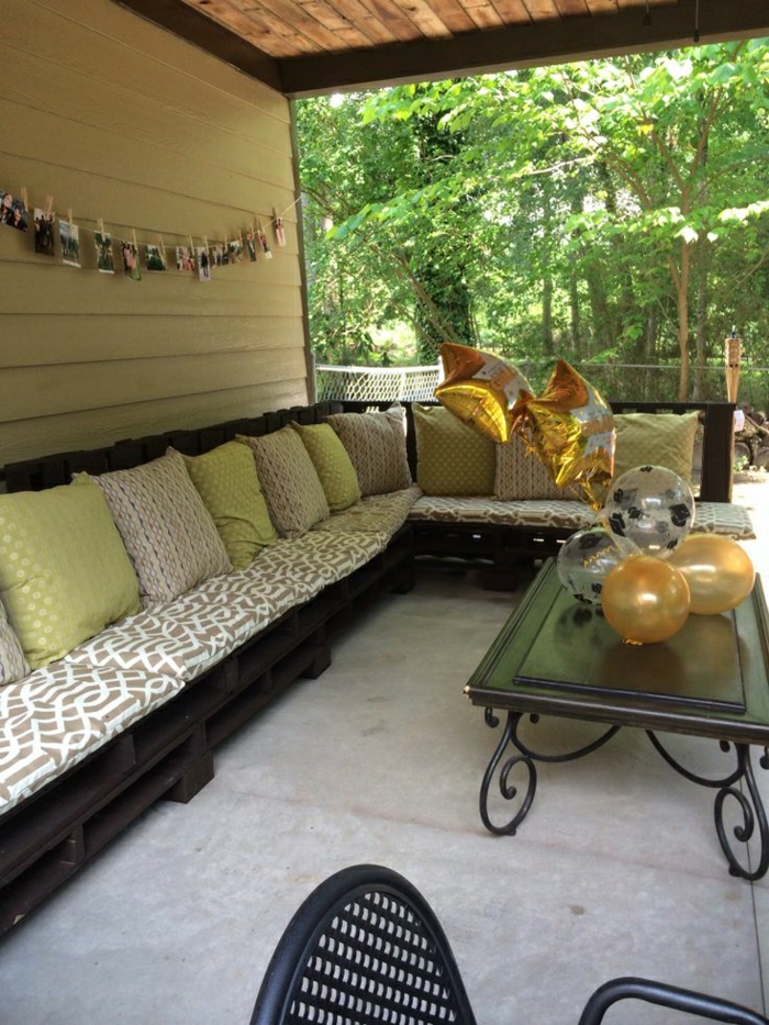 Veranda-dizajn-kauč jastuk paleta kava stol baloni
