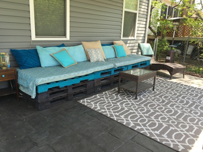 Veranda dizajn palete kava plavo-madraca jastuk tepih stolić ležaljka Rattan