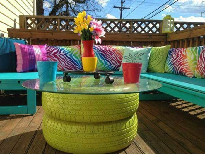 Veranda palete kauč boja tirkizna boja jastuk gume i stakleni stol ljetni bljesak boja