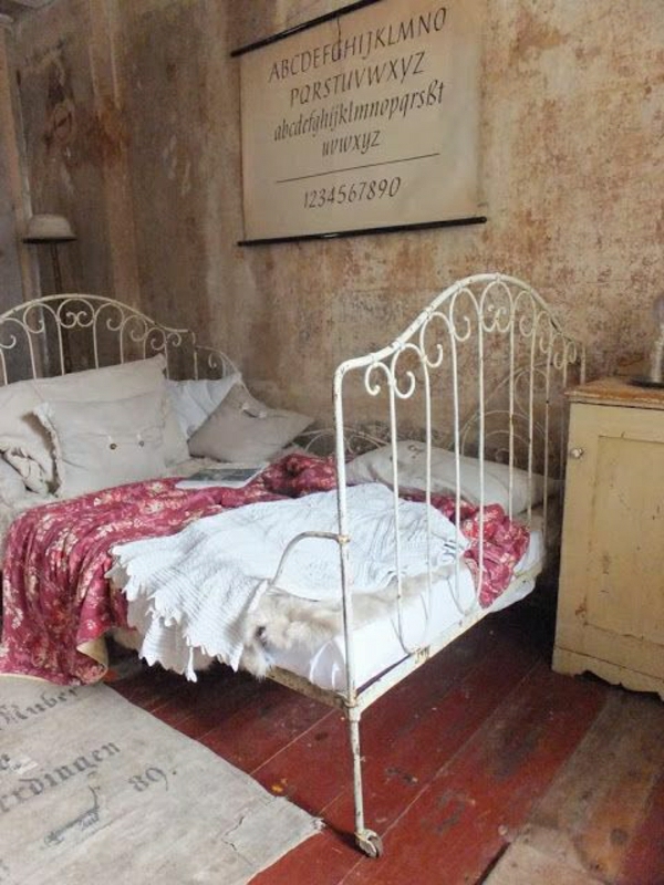 Vintage κρεβάτι ηλικίας εκτός από σφυρήλατο σίδερο υπουργικό συμβούλιο