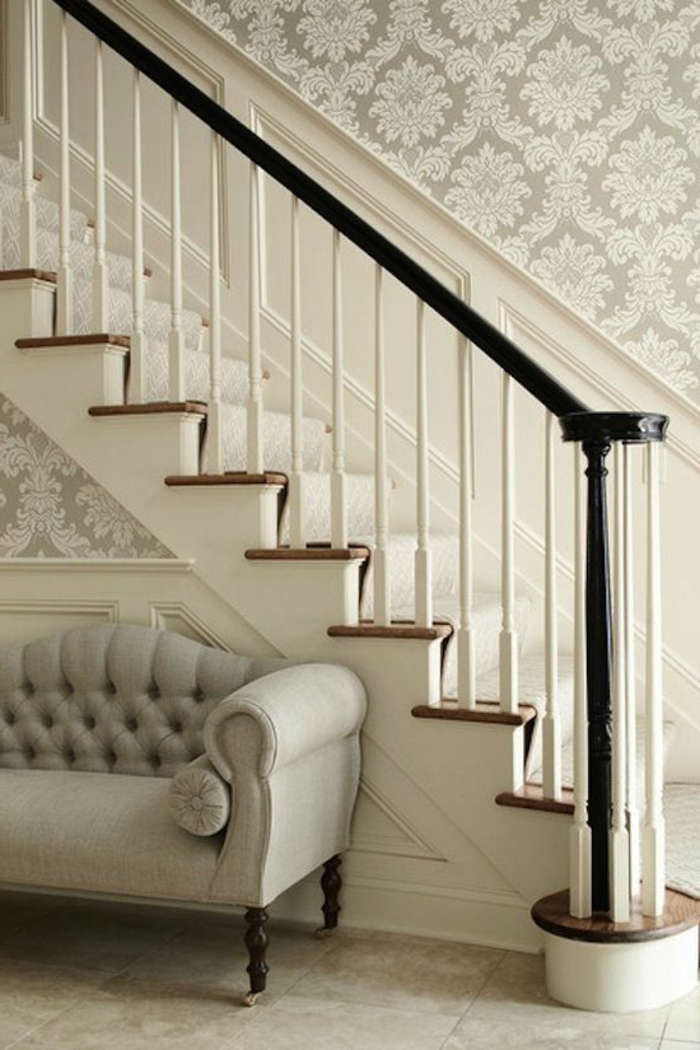 antiikkityylinen portaikko klassisella sohvalla