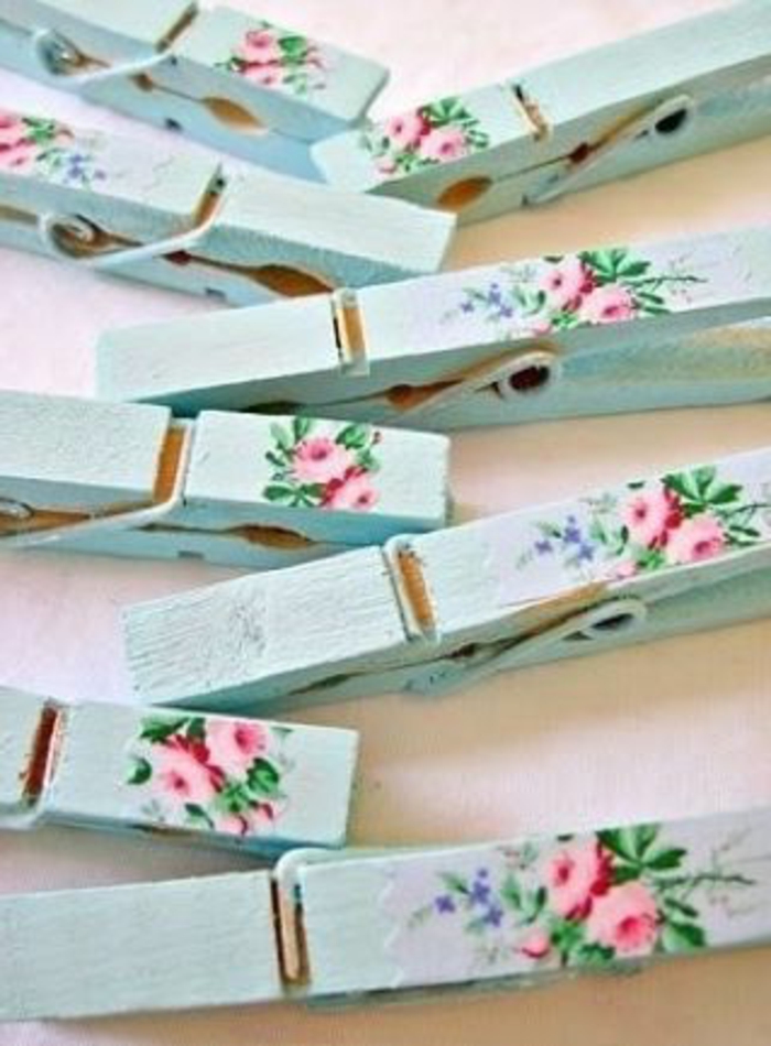 красива кърпичка със салфетки с малки розови цветя и зелени листа