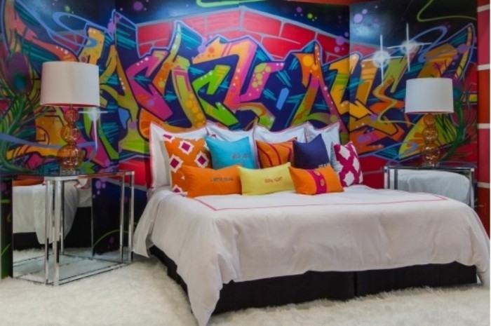 Стена с графити зад най-леглото