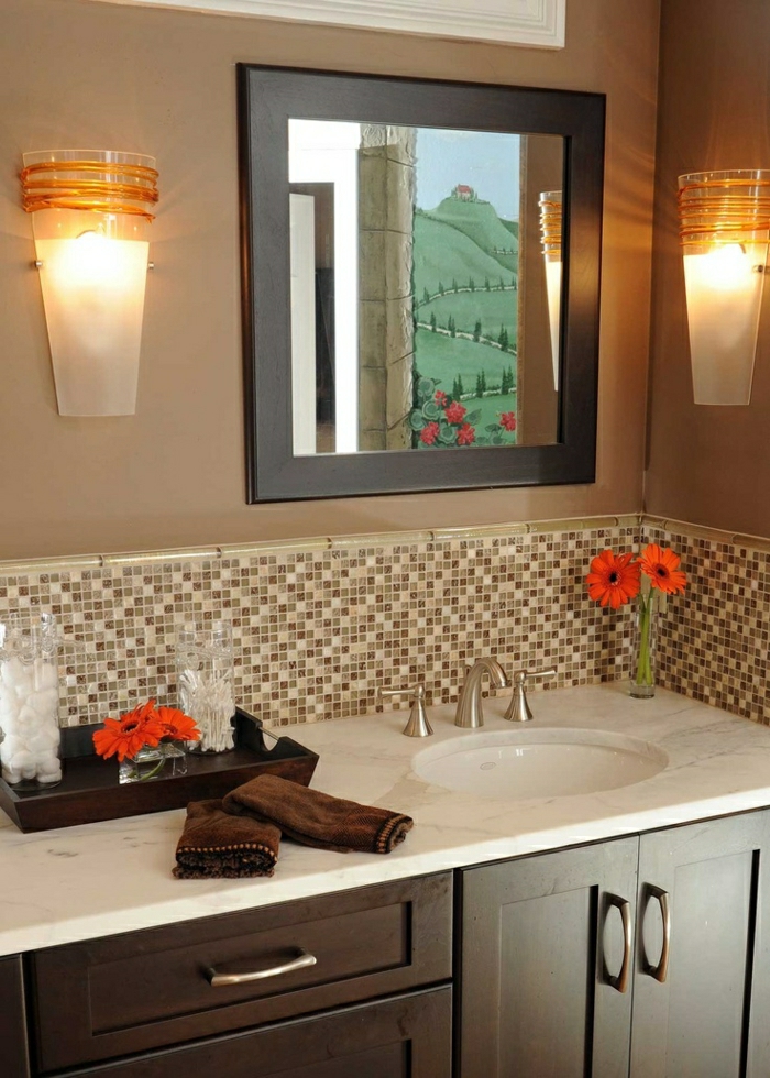 Zid u boji Cappuccino kupaone ogledalo gerbera ručnici