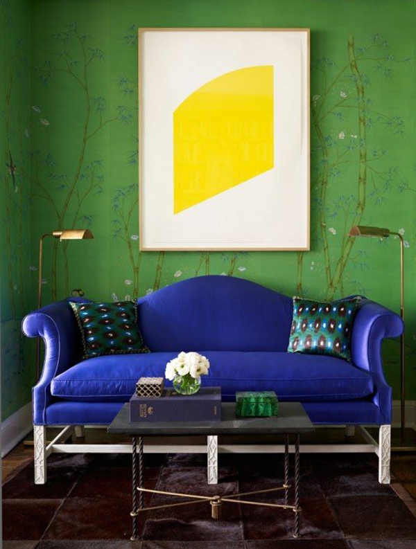 الجدار إلى والأخضر واللون الأزرق أريكة