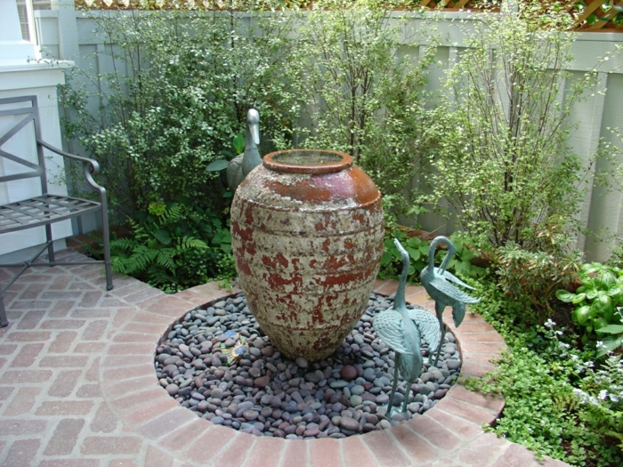 vodoskok dvorištu vrtna klupa od kovanog željeza ukrasne kamenje