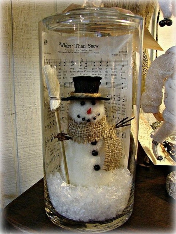 globo de nieve hecho en casa de viejo tarro de masón con muñeco de nieve