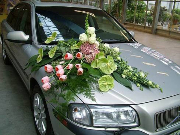 hermosa decoración para autos para bodas - ramo grande