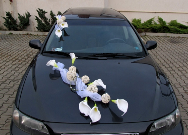 бели цветя на черна кола - идея за сватбена украса