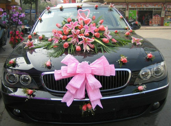ružičasti auto nakit za vjenčanje - luk i cvijeće